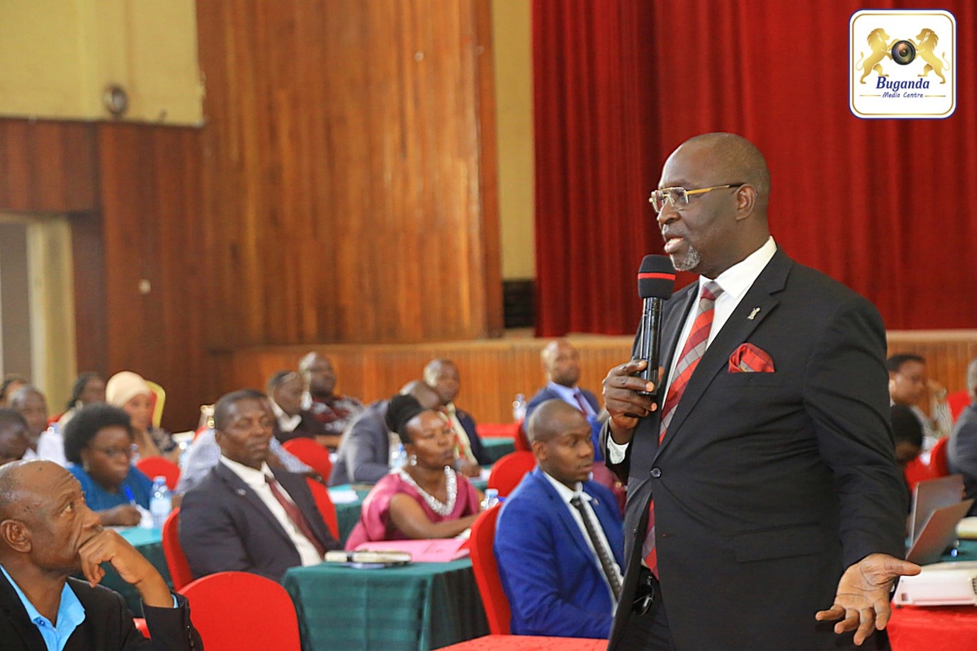 Oweek Waggwa Nsibirwa addressing county chiefs Image
